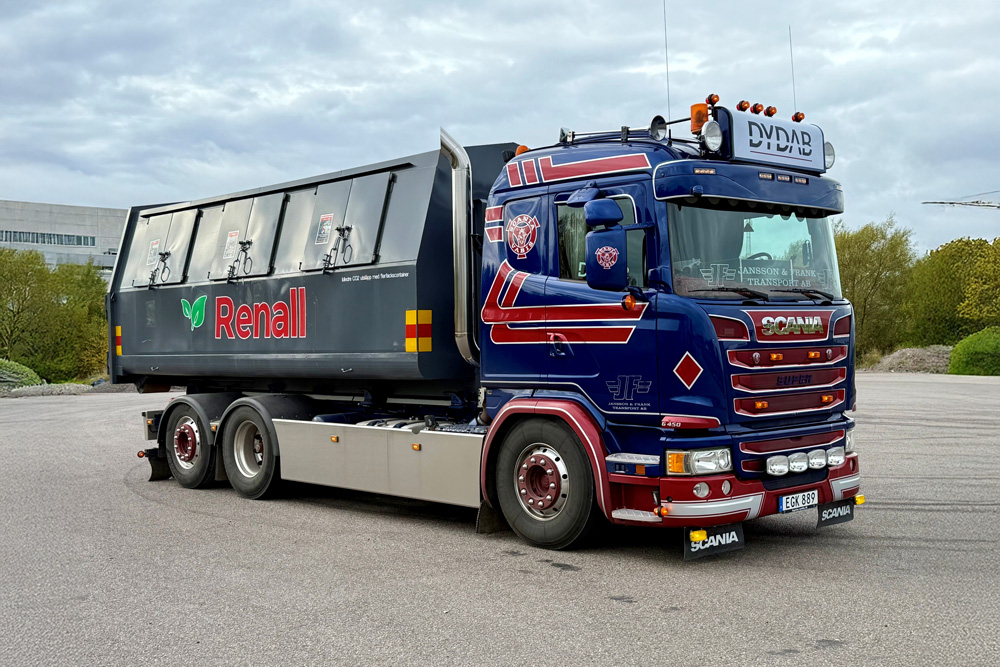 En blå och röd lastbil med loggorna Renall och Dydab